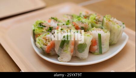 Frische Frühlingsbrötchen mit Garnelen, Reis und Gemüse auf einem Teller. Ich habe wahrscheinlich in einem Restaurant gegessen. Stockfoto