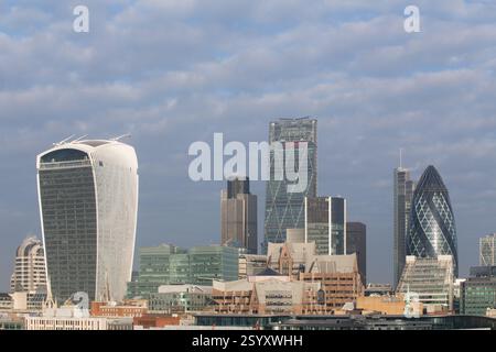 Skyline von London, City of London, Großbritannien. Moderne Wolkenkratzer, darunter der Cheesegrater und der Gherkin. Blick von der anderen Seite der Themse. Stockfoto