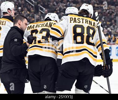 Pittsburgh, Usa. März 2025. David Pastrnak (88) von Boston Bruins hilft Brad Marchand (63) nach einer Überprüfung durch Pittsburgh Penguins Defenseman P. O Joseph (nein im Bild) in der ersten Periode in der PPG Paints Arena in Pittsburgh am Samstag, 1. März 2025. Foto von Archie Carpenter/UPI. Quelle: UPI/Alamy Live News Stockfoto