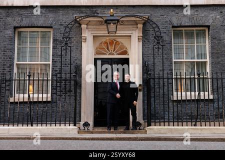 London, Großbritannien. März 2025. Der britische Premierminister Keir Starmer begrüßt den ukrainischen Präsidenten Wolodymyr Zelenskyy zu einem bilateralen Treffen in der Downing Street 10 in London am Samstag, den 1. März 2025. Foto: Simon Dawson/No. 10 Downing Street/UPI Credit: UPI/Alamy Live News Stockfoto