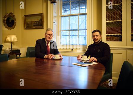 London, Großbritannien. März 2025. Der britische Premierminister Keir Starmer begrüßt den ukrainischen Präsidenten Wolodymyr Zelenskyy zu einem bilateralen Treffen in der Downing Street 10 in London am Samstag, den 1. März 2025. Foto über Pressestelle des ukrainischen Präsidenten/UPI Credit: UPI/Alamy Live News Stockfoto