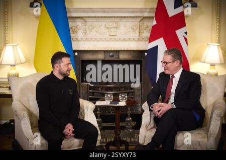 London, Großbritannien. März 2025. Der britische Premierminister Keir Starmer begrüßt den ukrainischen Präsidenten Wolodymyr Zelenskyy zu einem bilateralen Treffen in der Downing Street 10 in London am Samstag, den 1. März 2025. Foto über Pressestelle des ukrainischen Präsidenten/UPI Credit: UPI/Alamy Live News Stockfoto