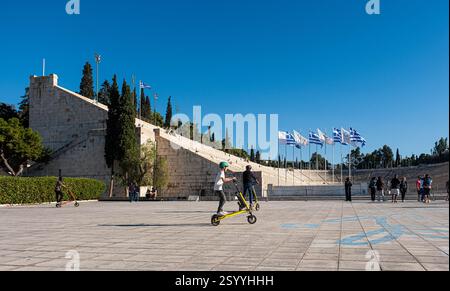 ATHEN, GRIECHENLAND - 18. Oktober 2024: Jungen auf Motorrollern im Stadion in Athen Griechenland Stockfoto