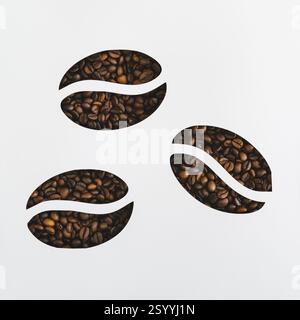 Kaffeebohnen sichtbar durch Kaffeebohnen geformte Lücken auf weißem Hintergrund. Minimales Konzept. Kaffeeästhetik. Flaches, Draufsicht-Banner. Stockfoto