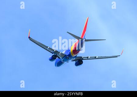 Everett, WA, USA - 28. Februar 2025; Boeing 737-700 Doppeljet für Southwest Airlines startet in den blauen Himmel Stockfoto