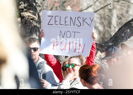 1. März 2025, das Weiße Haus, Washington, DC, USA. Der ukrainische Präsident Wolodymyr Zelensky traf sich am Freitag mit Präsident Donald Trump, Vizepräsident JD Vance und Elon Musk im Oval Office. Ukrainer, Weltführer und Amerikaner waren erstaunt, dass Trump eine Pressekonferenz mit Zelensky nach einem umstrittenen Treffen im Oval Office am Freitag absagte. Viele sagen, Trump sei respektlos und habe einen demokratischen Verbündeten entfremdet. Präsident Trump hat die Ukraine als den Aggressor im Krieg mit Russland bezeichnet, und es gab einen Streit über den Russland-Ukraine-Krieg. (Foto: Robyn Stevens Brody/SIPA USA) Stockfoto