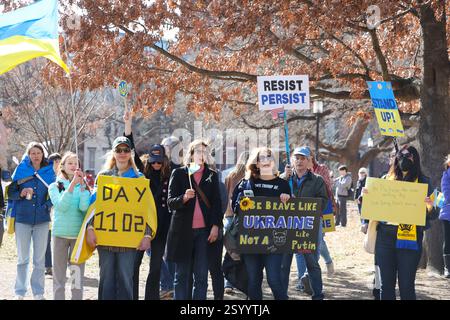 1. März 2025, das Weiße Haus, Washington, DC, USA. Der ukrainische Präsident Wolodymyr Zelensky traf sich am Freitag mit Präsident Donald Trump, Vizepräsident JD Vance und Elon Musk im Oval Office. Ukrainer, Weltführer und Amerikaner waren erstaunt, dass Trump eine Pressekonferenz mit Zelensky nach einem umstrittenen Treffen im Oval Office am Freitag absagte. Viele sagen, Trump sei respektlos und habe einen demokratischen Verbündeten entfremdet. Präsident Trump hat die Ukraine als den Aggressor im Krieg mit Russland bezeichnet, und es gab einen Streit über den Russland-Ukraine-Krieg. (Foto: Robyn Stevens Brody/SIPA USA) Stockfoto