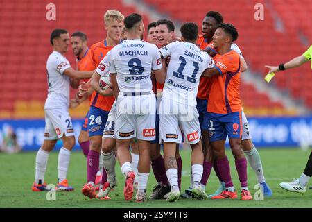 Brisbane, Australien. März 2025. Brisbane, Australien, 1. März 2025: Konfrontation zwischen Zinedine Machach (8 Melbourne) und Henry Hore (13 Brisbane) während der Isuzu Ute Ein League-Spiel zwischen Brisbane Roar und Melbourne Victory FC im Suncorp Stadium in Brisbane, Australien Matthew Starling (Promediapix/SPP) Credit: SPP Sport Press Photo. /Alamy Live News Stockfoto