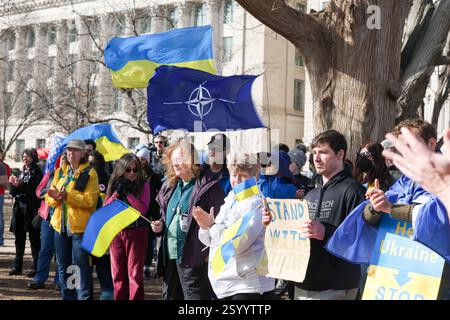 1. März 2025, das Weiße Haus, Washington, DC, USA. Der ukrainische Präsident Wolodymyr Zelensky traf sich am Freitag mit Präsident Donald Trump, Vizepräsident JD Vance und Elon Musk im Oval Office. Ukrainer, Weltführer und Amerikaner waren erstaunt, dass Trump eine Pressekonferenz mit Zelensky nach einem umstrittenen Treffen im Oval Office am Freitag absagte. Viele sagen, Trump sei respektlos und habe einen demokratischen Verbündeten entfremdet. Präsident Trump hat die Ukraine als den Aggressor im Krieg mit Russland bezeichnet, und es gab einen Streit über den Russland-Ukraine-Krieg. (Foto: Robyn Stevens Brody/SIPA USA) Stockfoto