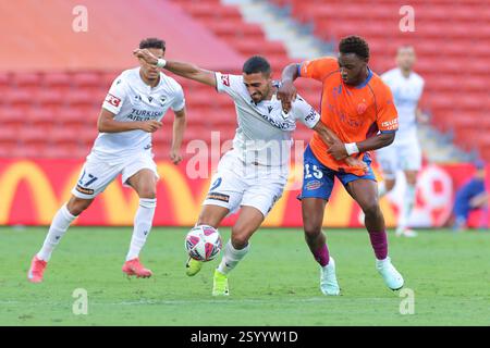 Brisbane, Australien. März 2025. Brisbane, Australien, 1. März 2025: Hosine bility (15 Brisbane) und Nikos Vergos (9 Melbourne) kämpfen um den Ball (Duell) während der Isuzu Ute, Einem Ligaspiels zwischen Brisbane Roar und Melbourne Victory FC im Suncorp Stadium in Brisbane, Australien Matthew Starling (Promediapix/SPP) Credit: SPP Sport Press Photo. /Alamy Live News Stockfoto