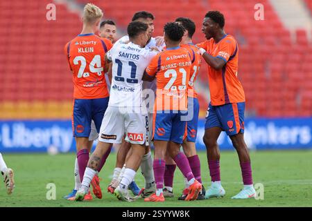 Brisbane, Australien. März 2025. Brisbane, Australien, 1. März 2025: Konfrontation zwischen Zinedine Machach (8 Melbourne) und Henry Hore (13 Brisbane) während der Isuzu Ute Ein League-Spiel zwischen Brisbane Roar und Melbourne Victory FC im Suncorp Stadium in Brisbane, Australien Matthew Starling (Promediapix/SPP) Credit: SPP Sport Press Photo. /Alamy Live News Stockfoto