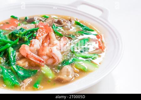 Thailändische Gerichte namens Rad Na, breite Reisnudeln, Meeresfrüchte in Soße, chinesische Gerichte Stockfoto