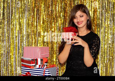 Glückliche junge Frau mit Geschenkbox Stockfoto