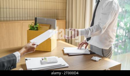 Job beenden Geschäftsmann, der Kündigungsschreiben sendet und Sachen packt, Depression zurücktritt oder Geschäftskarton im Büro trägt. Stockfoto