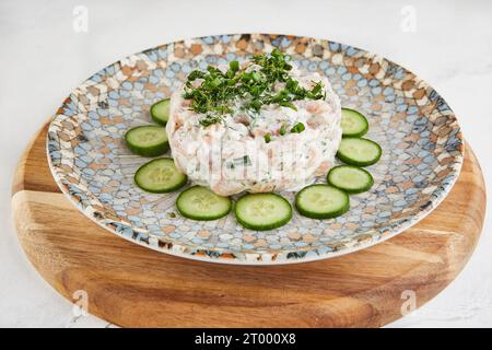 Lachstartar mit Käse, Zucchini und Kräutern. Stockfoto