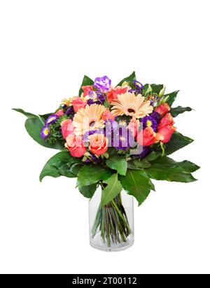 Wunderschöner riesiger Blumenstrauß aus roten Rosen und orangen Gerberas in Vase auf weißem Hintergrund. Stockfoto