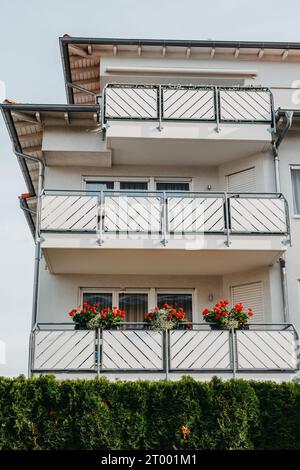 Modernes Äußere eines luxuriösen Privathauses. Teil der Fassade. Reflexion in Fenstern. Balkon. Wunderschönes Strandhaus mit Balkonen und Stockfoto