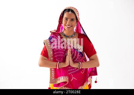 Porträt der Rajasthani-Frau im Sargruss vor weißem Hintergrund Stockfoto