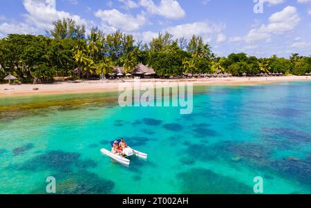 Mauritius Urlaub, Paar Mann und Frau in einem Kajak in einem blauen Meer auf Mauritius. Stockfoto