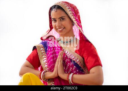 Porträt der Frau Rajasthani, die vor weißem Hintergrund grüßt Stockfoto