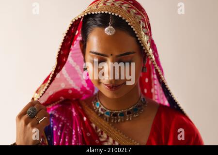 Nahporträt einer fröhlichen jungen Rajasthani-Frau vor weißem Hintergrund Stockfoto