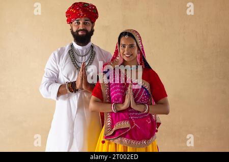 Porträt der Begrüßung von Rajasthani-Paaren vor schlichtem Hintergrund Stockfoto