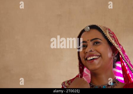 Nahporträt einer lächelnden Rajasthani-Frau vor klarem Hintergrund Stockfoto