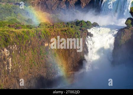 Der Berühmte Iguazu Iguacu Falls Nationalpark Argentinien. Landschaftlich Reizvolle Wasserkaskaden Üppiger Tropischer Regenwald Rainbow Devils Throat Landscape Aussichtspunkt Stockfoto