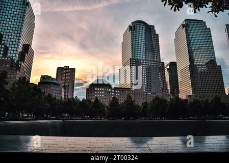 Sonnenuntergang an den Pools des National September 11 Memorial Museum - Manhattan, New York City Stockfoto