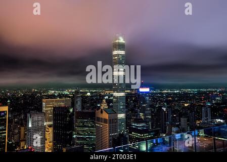Nachtblick vom Top of the Rock (30 Rockefeller Plaza) zur 432 Park Avenue und den Gebäuden in Midtown Manhattan - New York City Stockfoto