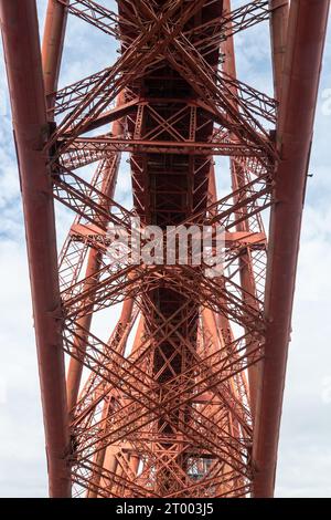 Unter Details der berühmten Forth Bridge, über dem Firth of Forth, Schottland Stockfoto