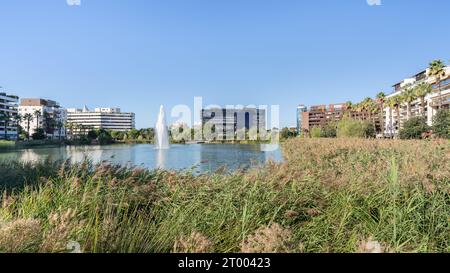 Montpellier, Frankreich - 09 18 2023 : Blick auf das Rathaus von Jean Nouvel und die Wohnarchitektur rund um bassin Jacques Coeur, Port Marianne Stockfoto