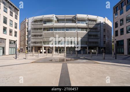 Montpellier, Frankreich - 10 01 2023 : Blick auf den Place de la Révolution Francaise oder den Platz der französischen Revolution mit Büstenskulpturen historischer Figuren Stockfoto