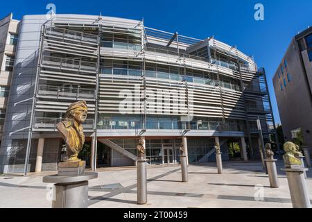 Montpellier, Frankreich - 10 01 2023 : Blick auf den Place de la Révolution Francaise, moderner Platz mit Büstenskulpturen berühmter französischer Revolutionsfiguren Stockfoto