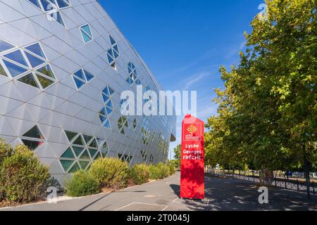 Montpellier, Frankreich - 10 01 2023 : Blick auf die moderne Architektur der Fassade des Lycée Georges Frêche in Port Marianne von Massimiliano Fuksas Stockfoto