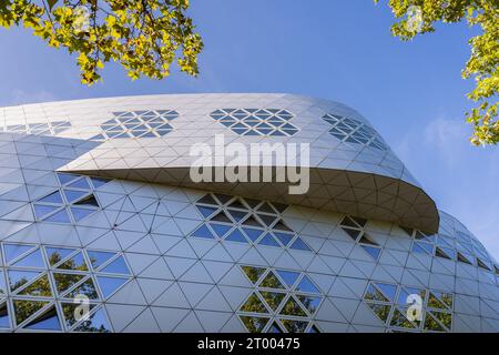 Montpellier, Frankreich - 10 01 2023 : Landschaftsansicht der modernen Architektur von Massimiliano Fuksas von Lycée Georges Frêche mit Blättern und Reflexion Stockfoto