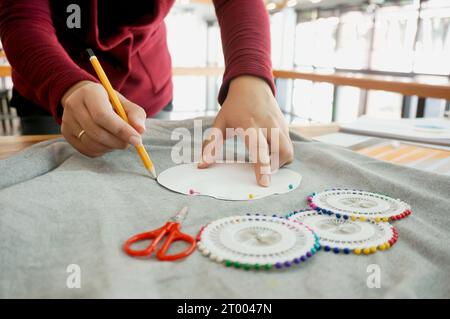 Schneiderin arbeitet in Schneiderei stilvolle Modedesignerin Schneiderin im Werkstattstudio, entwirft neue Kollektion Schneiderei und Stockfoto