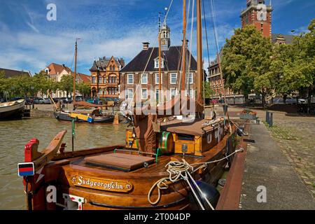 Mutte Altje von Suedgeorgsfehn im Museumshafen mit dem alten Maßstab, leer, Ostfriesland, Deutschland Stockfoto