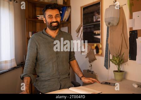 Ein männlicher Designer posiert in seinem Atelier Stockfoto