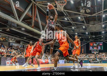 Chemnitz, Deutschland 02. Oktober 2023: 1.BBL - 2023/2024 - Niners Chemnitz vs. Bamberg Baskets im Bild: EJ ONU (Bamberg Baskets) Stockfoto