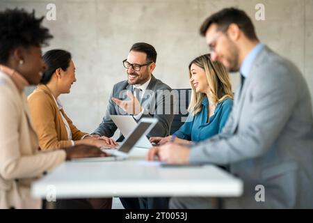 Gruppe multiethnischer Geschäftsleute, die an Teamwork-Meetings im Unternehmensbüro zusammenarbeiten. Stockfoto