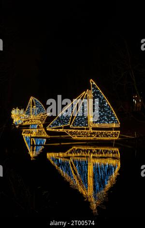 Kleine Schiffe und Boote Weihnachtsdekoration im Oliva Park Danzig Polen. Schöne Weihnachtsfeier am Abend. Adventsgewinn Stockfoto