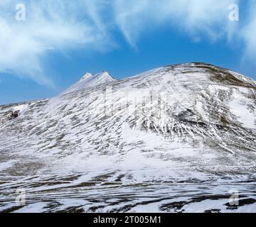 Bunte Landmannalaugar Berge unter Schneedecke im Herbst, Island Stockfoto