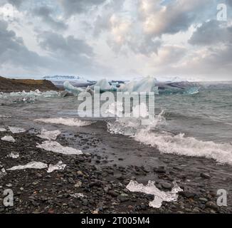 Jokulsarlon Gletschersee, Lagune mit Eisblöcken, Island. Das Hotel liegt am Rande des Atlantischen Ozeans am Kopf des Breids Stockfoto