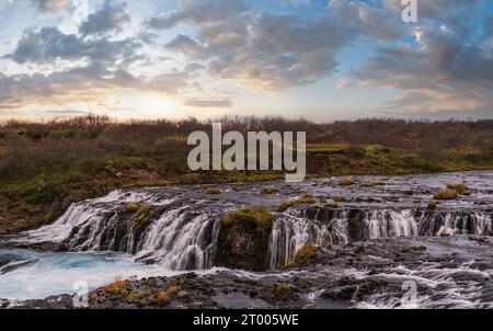 Malerischer Wasserfall Bruarfoss Herbstansicht. Die Jahreszeit ändert sich im südlichen Hochland Islands. Stockfoto