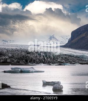 Skaftafellsjokull-Gletscher, Island. Gletscherzunge gleitet von der Vatnajokull-Eiskappe oder dem Vatna-Gletscher in der Nähe des subglazialen Esjufjolls Stockfoto