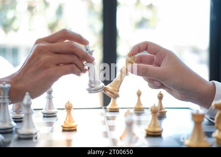 Geschäftsmann spielt mit Schachspiel. Erfolgsmanagement-Konzept der Geschäftsstrategie und taktischen Herausforderung. Stockfoto