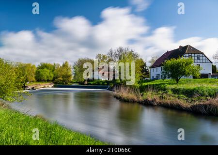Blick auf ein Wehrwerk am Fluss Unstrut Stockfoto