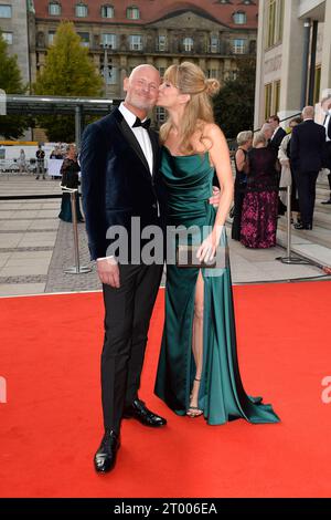 Helge Bjoern Meyer und Alexandra Kamp beim Leipziger Opernball in Leibzig 02.10. 2023 *** Helge Bjoern Meyer und Alexandra Kamp beim Leipziger Opernball in Leibzig 02 10 2023 Credit: Imago/Alamy Live News Stockfoto