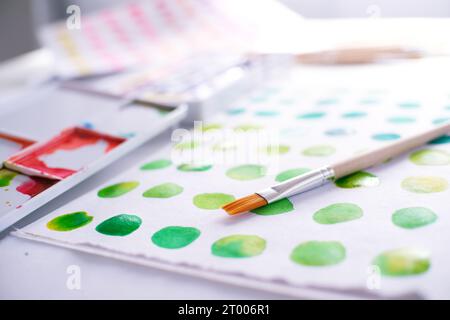Aquarellfarben und Pinsel Arbeitsplatzkünstler mit künstlerischen Werkzeugen zum Nachspielen. Stockfoto